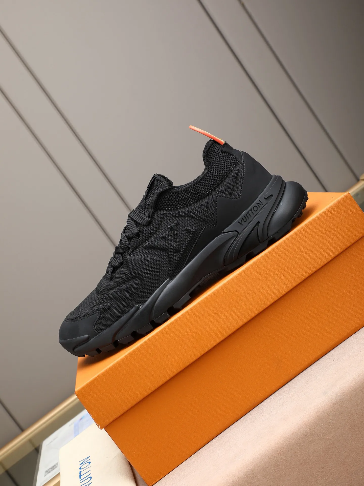 Men's Men's Shoes 💰580 LV Louis Vuitton L Jialu Brand Runner Tatic Series Thick Sole Casual Sports Shoes Running Shoes Original purchase, development and production This LV Runner Tatic sports shoe is blended with fly woven fabric material to interpret the inspiration of traditional mountaineering shoes. The LV letters are written on one side, the Louis Vuitton logo, and the light and wear-resistant rubber outsole completes the whole package. The delivery counter is exquisitely packaged🛍📦 ▪️Fabrics: Original imported custom fly-woven fabric ▪️Inner lining: Original custom-made breathable mesh ▪️Sole: Original open-molded anti-slip rubber combination material ▪️Sole thickness: 4CM ▪️Size: Men's 38-44 (45 custom-made)